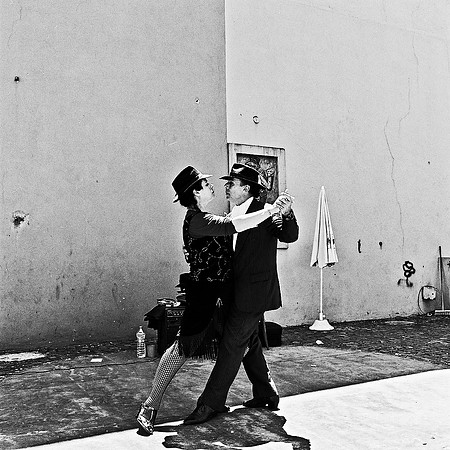 2632_FM_BW_SQ_LA_BOCA_TANGO_BUENOS_AIRES_ARGENTINA_2004_7