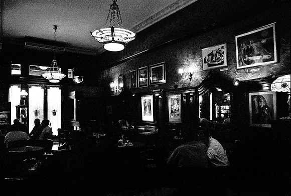 2630_FM_BW_35MM_CAFE_BUENOS_AIRES_ARGENTINA_2004_8