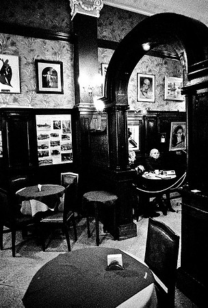2630_FM_BW_35MM_CAFE_BUENOS_AIRES_ARGENTINA_2004_21