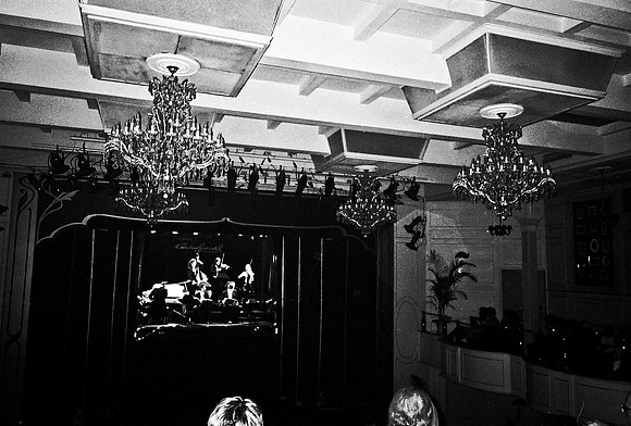 2668_FM_BW_35MM_TANGO_SHOW_CARTEL_BUENOS_AIRES_ARGENTINA_2004_4