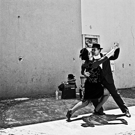 2638_FM_BW_SQ_LA_BOCA_TANGO_BUENOS_AIRES_ARGENTINA_2004_1