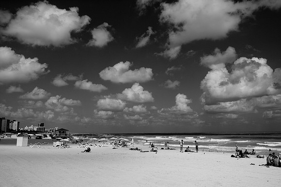 36153_DG_BW_USA_South_Beach_FL_Related_GroupZV4N2941
