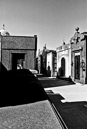 2628_FM_BW_35MM_CEMENTARY_35MM_BUENOS_AIRES_ARGENTINA_2004_34