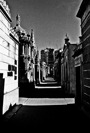 2628_FM_BW_35MM_CEMENTARY_35MM_BUENOS_AIRES_ARGENTINA_2004_33
