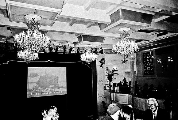 2668_FM_BW_35MM_TANGO_SHOW_CARTEL_BUENOS_AIRES_ARGENTINA_2004_16