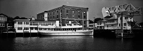 6046_FM_BW_XPAN_CA_02_2.jpg