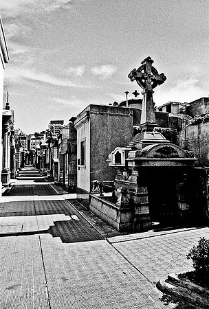 2628_FM_BW_35MM_CEMENTARY_35MM_BUENOS_AIRES_ARGENTINA_2004_3