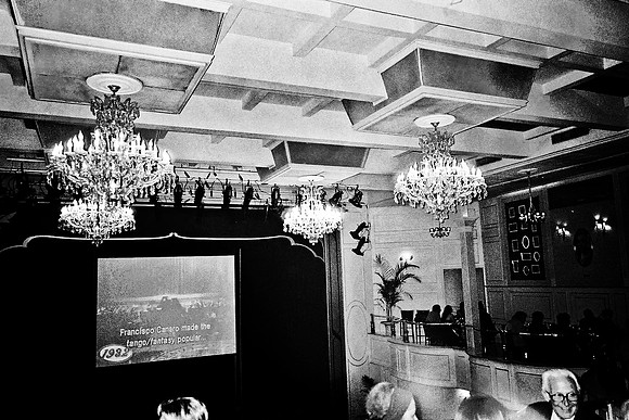 2668_FM_BW_35MM_TANGO_SHOW_CARTEL_BUENOS_AIRES_ARGENTINA_2004_11
