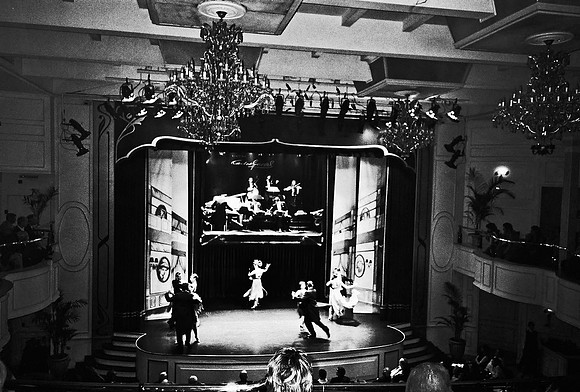 2668_FM_BW_35MM_TANGO_SHOW_CARTEL_BUENOS_AIRES_ARGENTINA_2004_30
