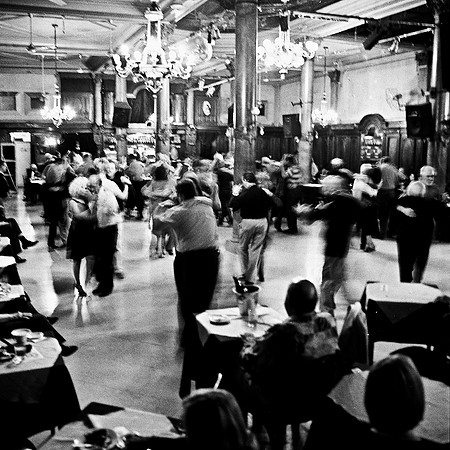 2663_FM_BW_SQ_CAFE_REAL_TANGO_BUENOS_AIRES_ARGENTINA_2004_11