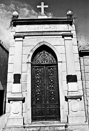 2628_FM_BW_35MM_CEMENTARY_35MM_BUENOS_AIRES_ARGENTINA_2004_7