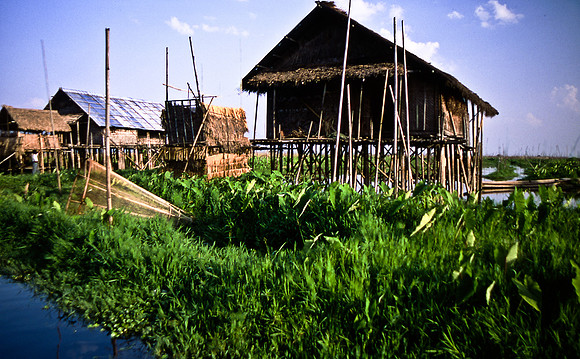 3521_SL_COLOR_AROUND_THE_WORLD_IN_8_MONTHS_APRIL_2000_10