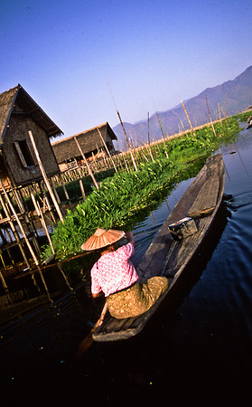 3521_SL_COLOR_AROUND_THE_WORLD_IN_8_MONTHS_APRIL_2000_14
