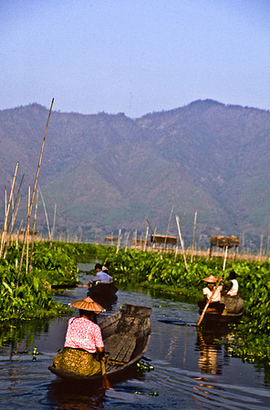 3521_SL_COLOR_AROUND_THE_WORLD_IN_8_MONTHS_APRIL_2000_17