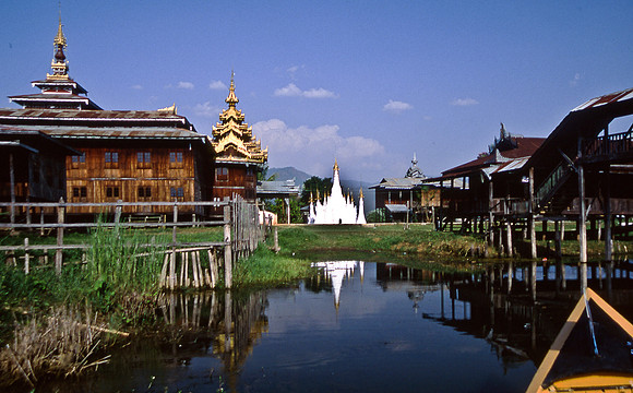 3523_SL_COLOR_AROUND_THE_WORLD_IN_8_MONTHS_APRIL_2000_14