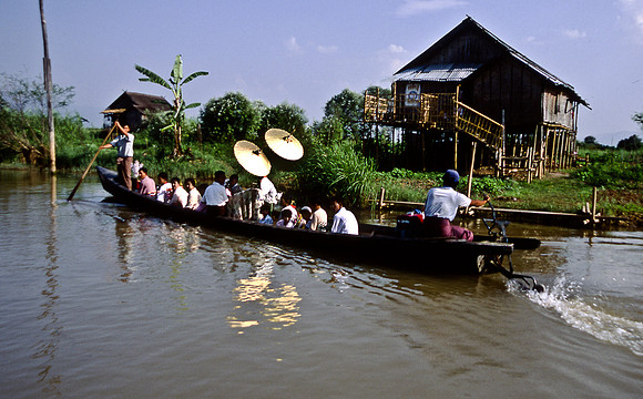 3523_SL_COLOR_AROUND_THE_WORLD_IN_8_MONTHS_APRIL_2000_12