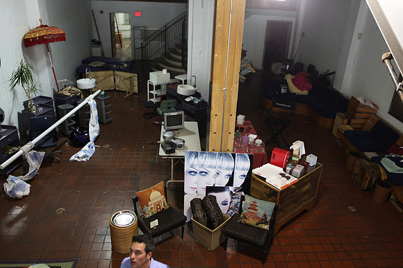 20110728_6022_DG_LINCOLN_ROAD_BROWN_STORE_MOUVING_OUT_MIAMI_FL_IMG_2063