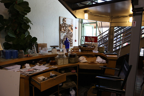 20110728_6022_DG_LINCOLN_ROAD_BROWN_STORE_MOUVING_OUT_MIAMI_FL_IMG_1958