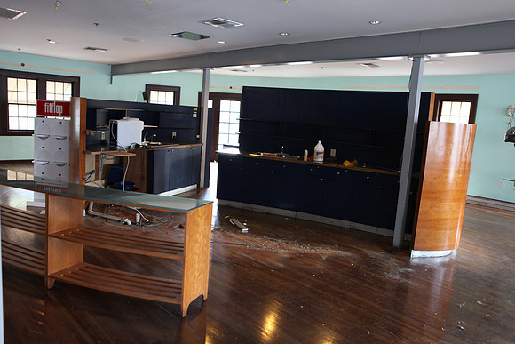 20110728_6022_DG_LINCOLN_ROAD_BROWN_STORE_MOUVING_OUT_MIAMI_FL_IMG_2013