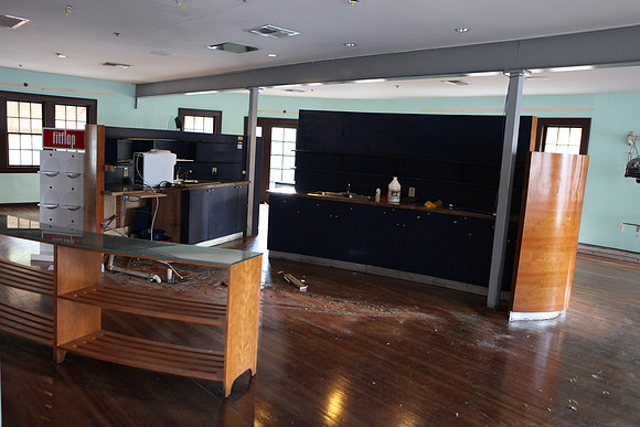 20110728_6022_DG_LINCOLN_ROAD_BROWN_STORE_MOUVING_OUT_MIAMI_FL_IMG_2012