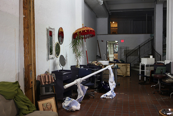 20110728_6022_DG_LINCOLN_ROAD_BROWN_STORE_MOUVING_OUT_MIAMI_FL_IMG_1986