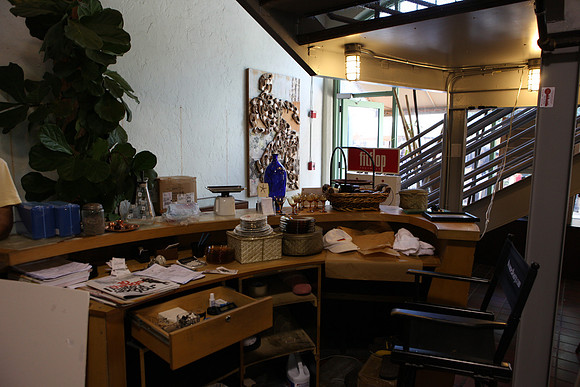 20110728_6022_DG_LINCOLN_ROAD_BROWN_STORE_MOUVING_OUT_MIAMI_FL_IMG_1959