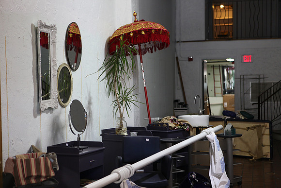 20110728_6022_DG_LINCOLN_ROAD_BROWN_STORE_MOUVING_OUT_MIAMI_FL_IMG_1989