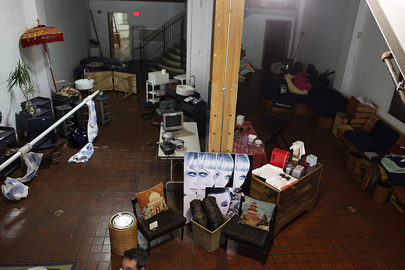20110728_6022_DG_LINCOLN_ROAD_BROWN_STORE_MOUVING_OUT_MIAMI_FL_IMG_2062