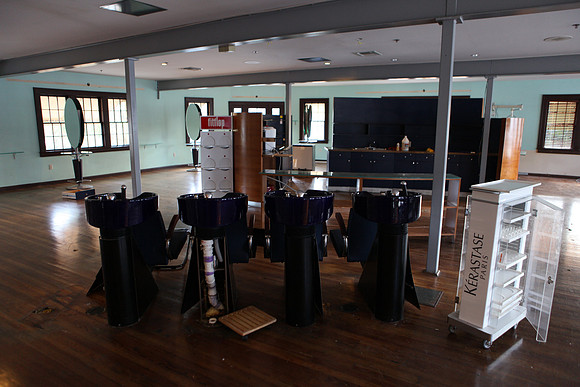 20110728_6022_DG_LINCOLN_ROAD_BROWN_STORE_MOUVING_OUT_MIAMI_FL_IMG_2002