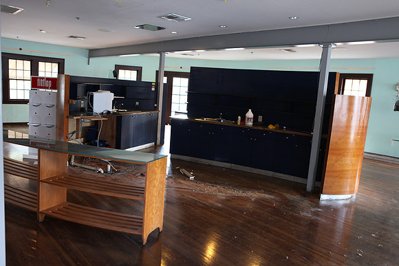 20110728_6022_DG_LINCOLN_ROAD_BROWN_STORE_MOUVING_OUT_MIAMI_FL_IMG_2014
