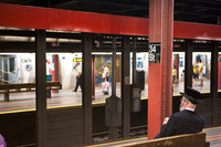 3885_DG_Subway_New_York_2010_ZV4N2666