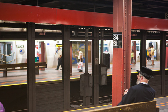 3885_DG_Subway_New_York_2010_ZV4N2666