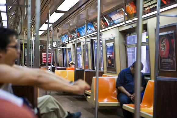 3885_DG_Subway_New_York_2010_ZV4N2632
