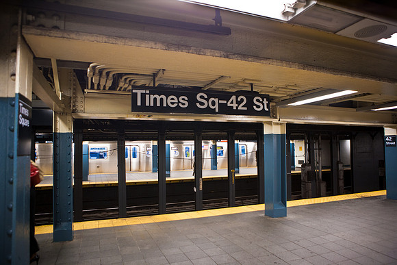 3885_DG_Subway_New_York_2010_ZV4N2643