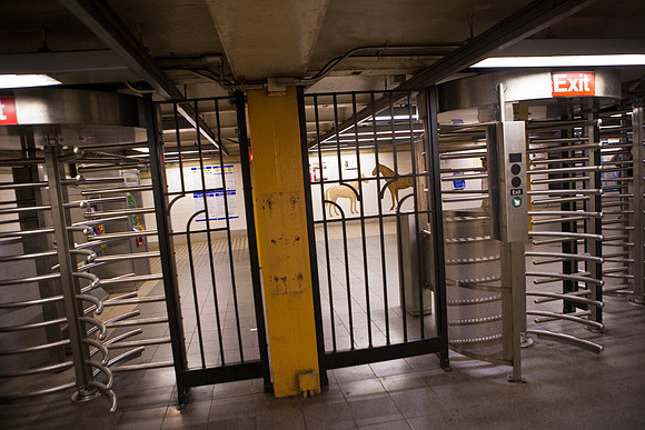 3885_DG_Subway_New_York_2010_ZV4N2621