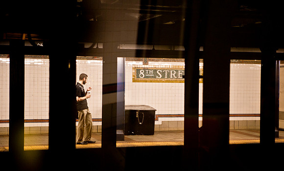 3885_DG_Subway_New_York_2010_ZV4N2733