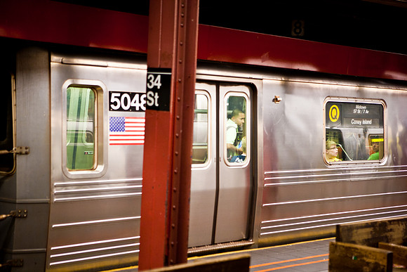 3885_DG_Subway_New_York_2010_ZV4N2682