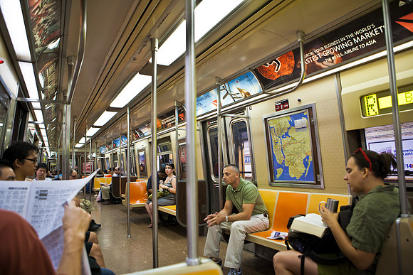 3885_DG_Subway_New_York_2010_ZV4N2625