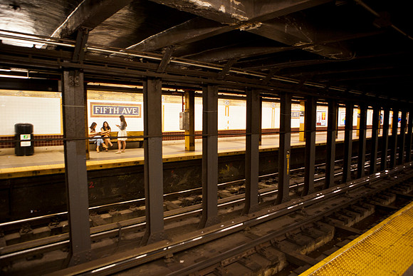 3885_DG_Subway_New_York_2010_ZV4N2608