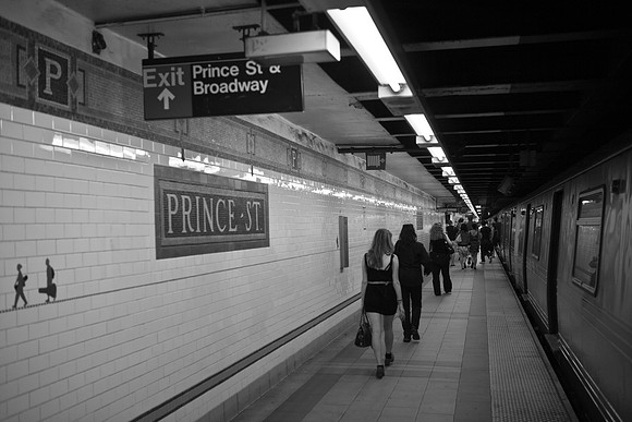 3885_DG_Subway_New_York_2010_ZV4N2743
