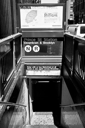 3885_DG_Subway_New_York_2010_ZV4N2772