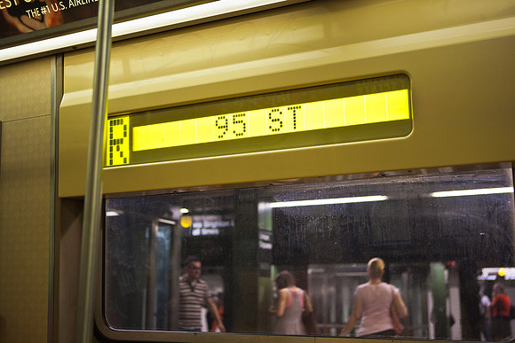 3885_DG_Subway_New_York_2010_ZV4N2724