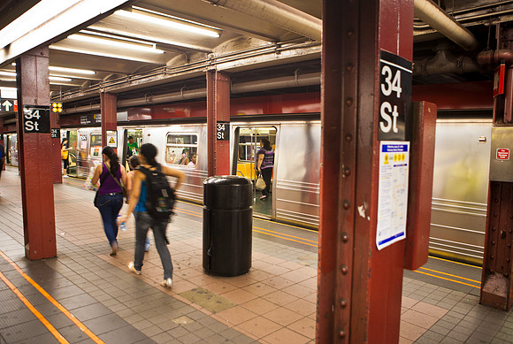 3885_DG_Subway_New_York_2010_ZV4N2680