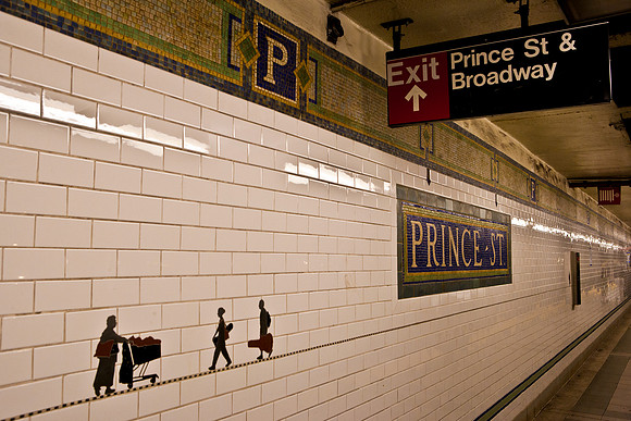 3885_DG_Subway_New_York_2010_ZV4N2753