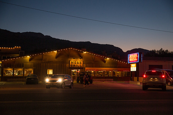 20140831_21_18_18_Hotels_Motels_NightCG3P0007