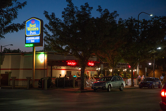 20140831_21_22_37_Hotels_Motels_NightCG3P0023