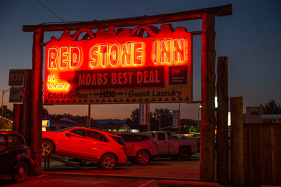 20140831_21_16_56_Hotels_Motels_NightCG3P0003