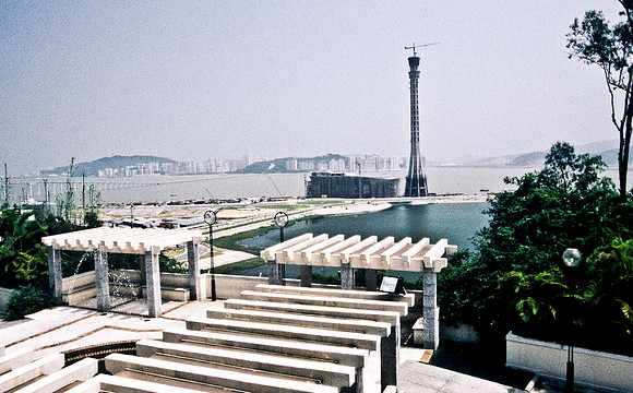 3877_SL_COLOR_AROUND_THE_WORLD_IN_8_MONTHS_APRIL_2000_7