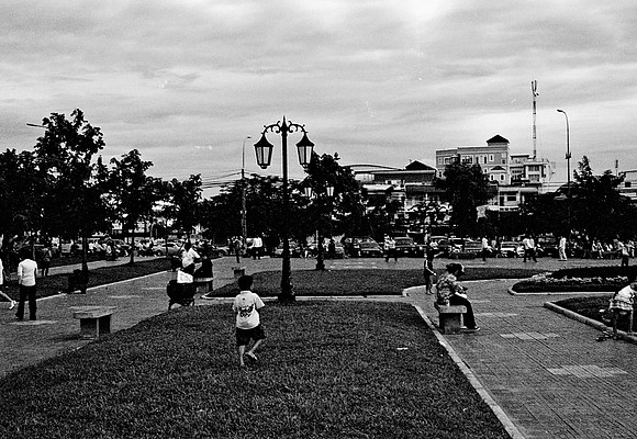 62437_2008_FM_BW_Cambodia_001
