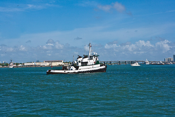 3900_DG_Barge_Tuge_Boat_Miami_FL_2010_ZV4N5935